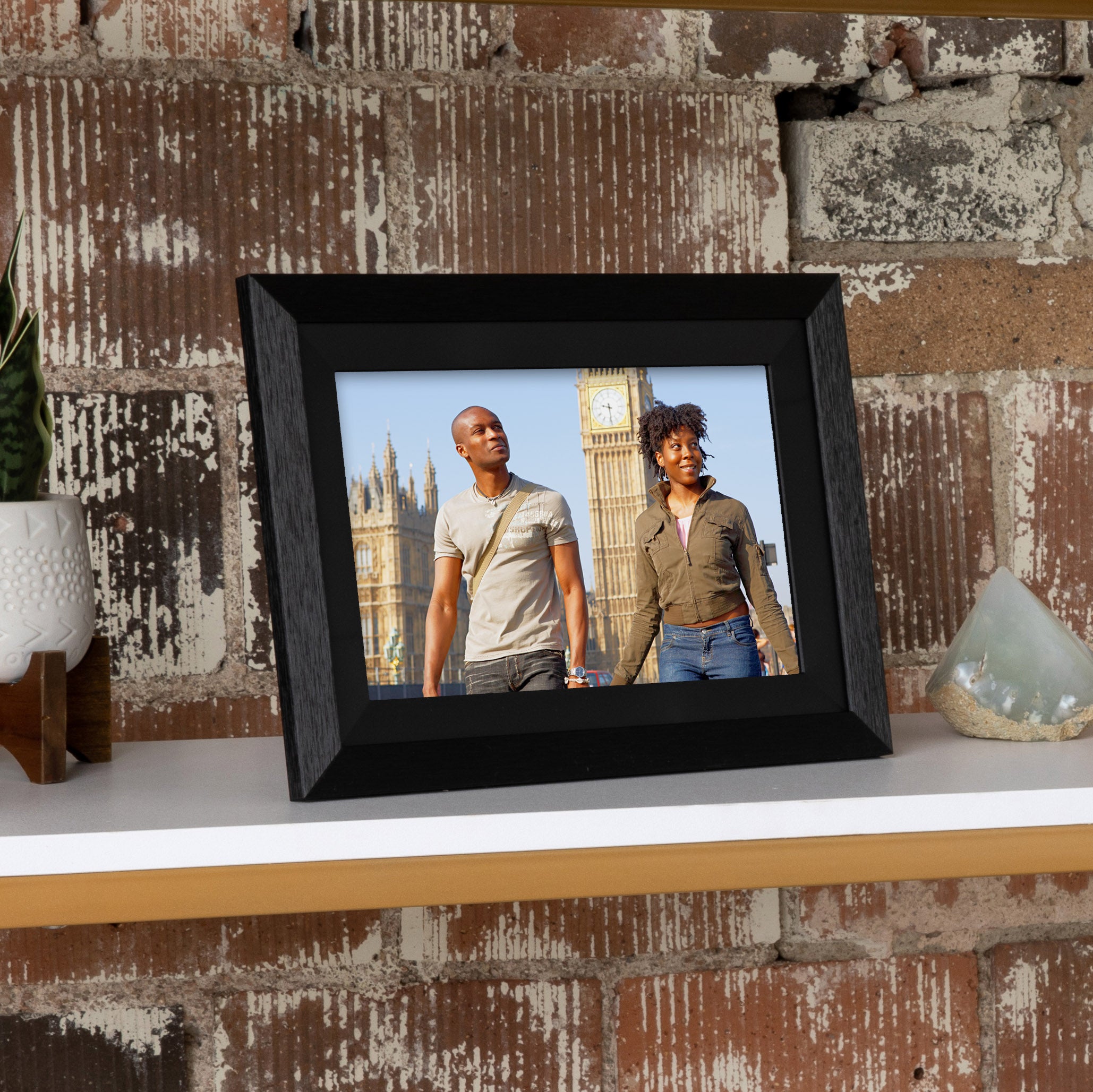 Digital Picture Frame with Wifi and 32G Memory, Compatible with Frameo App – Black Wood (iPF1032BW)
