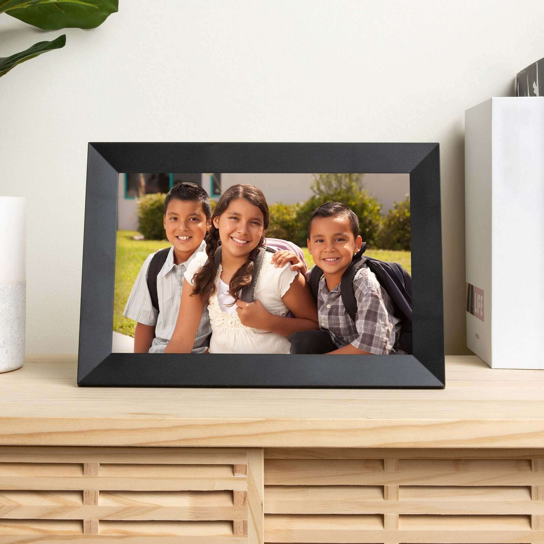 Digital Picture Frame with Wifi and 16G Memory, Compatible with Frameo App – Black (iPF1016B) - ihomedotcom