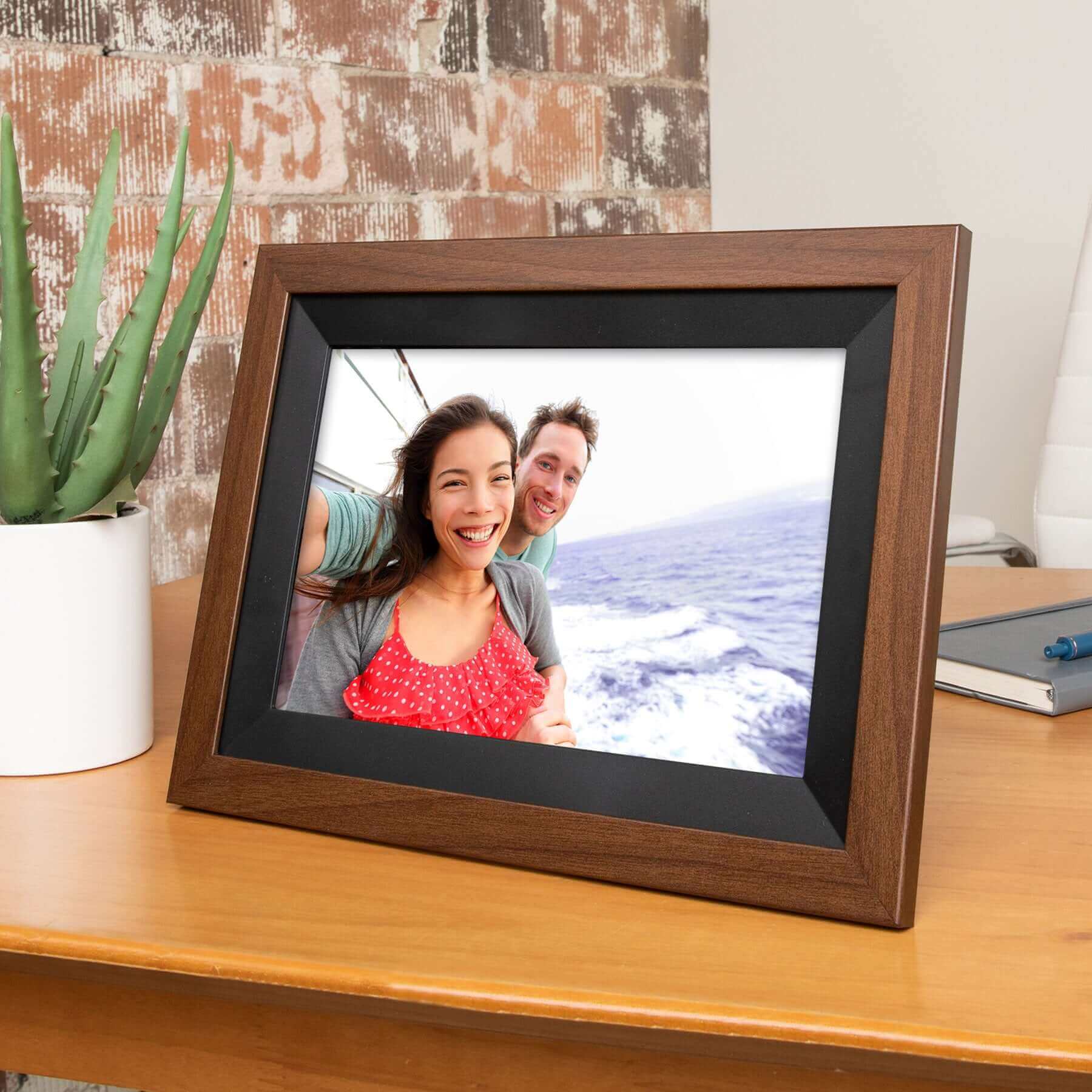 Digital Picture Frame with Wifi and 32G Memory, Compatible with Frameo App – Walnut Wood (iPF1032WW) - ihomedotcom