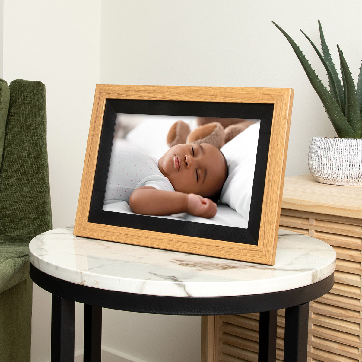 Digital Picture Frame with Wifi and 32G Memory, Compatible with Frameo App – Oak Wood (iPF1032OW)