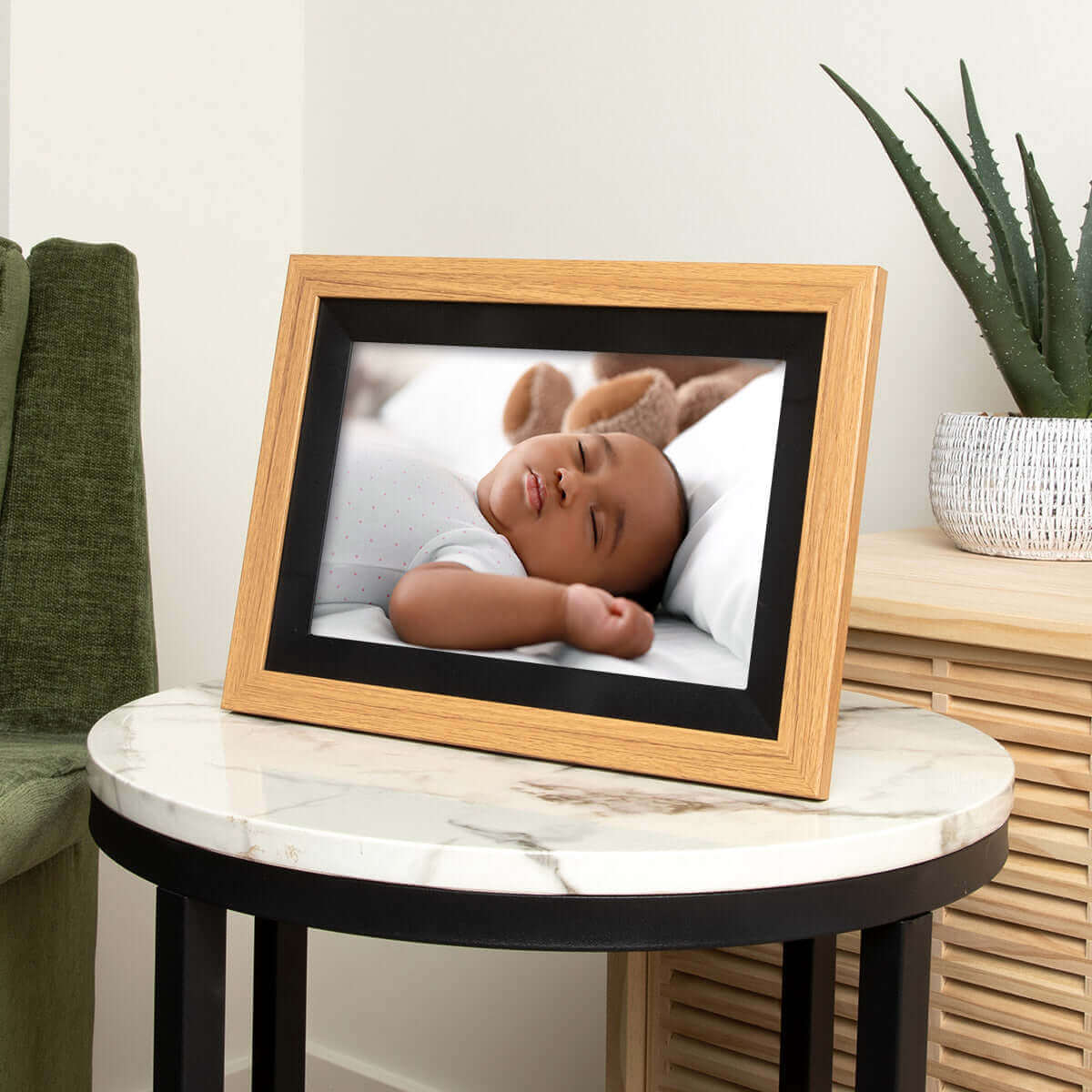 Digital Picture Frame with Wifi and 32G Memory, Compatible with Frameo App – Oak Wood (iPF1032OW) - ihomedotcom